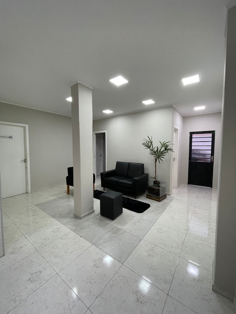 Sala de espera ampla da Zanini Estética, com sofás e plantas