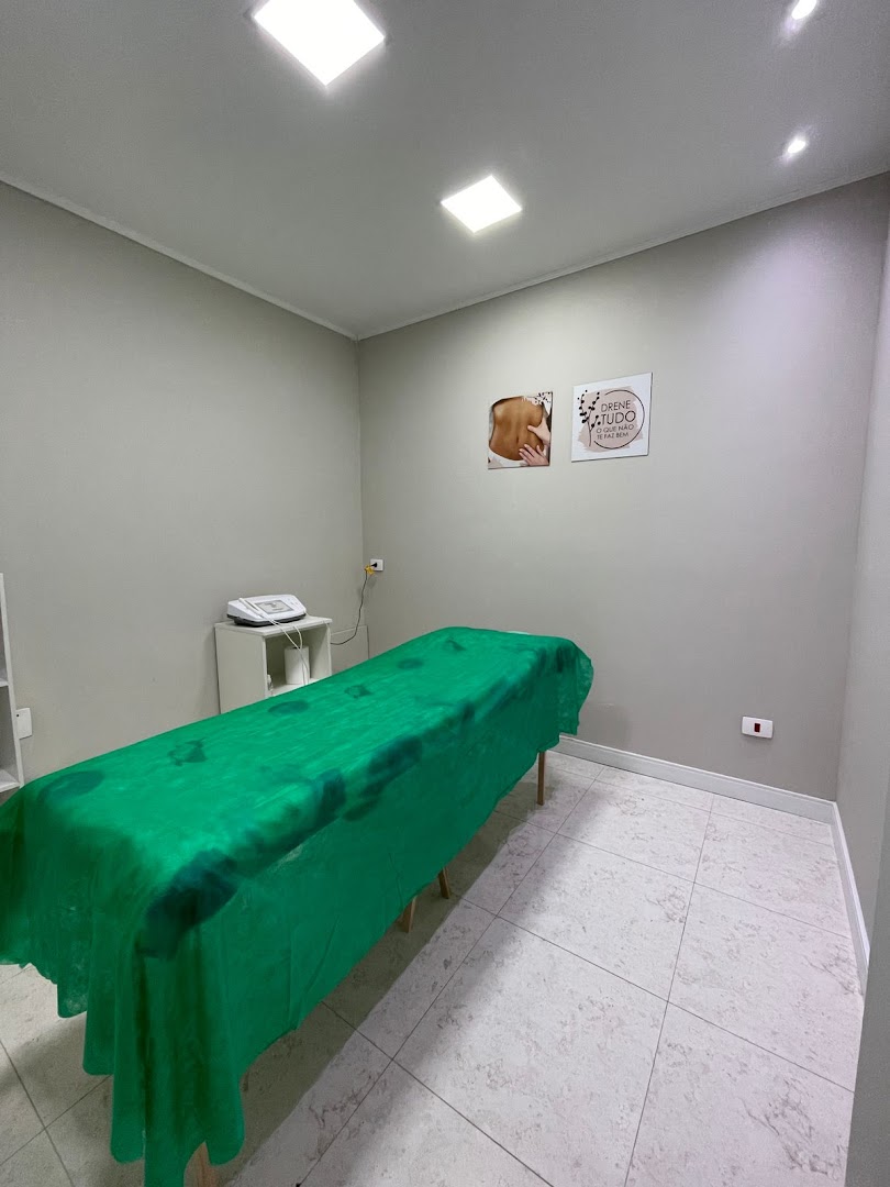 Sala de atendimento da Zanini Estética preparada para procedimento corporal