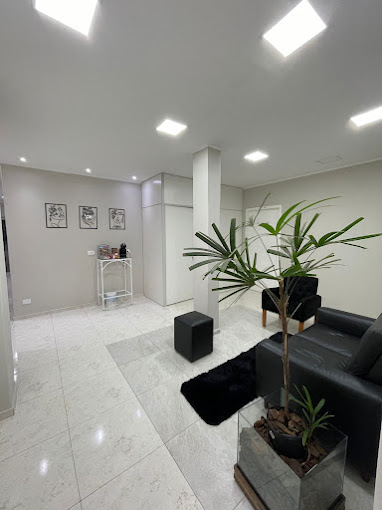 Recepção da Zanini Estética Avançada em Santa Felicidade, com plantas e ambiente clean